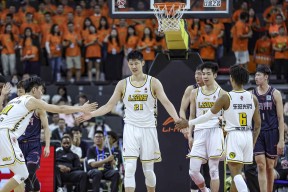 九游官方平台关于CBA常规赛今晚再迎强敌，洛杉矶快船篮板制胜，主帅态度——底气十足，赛程密集仍需轮换的信息