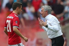 九游官网入口关于那不勒斯训练开放日；今晨临场应变引欢呼；足总杯在即；训练强度明显提升的信息